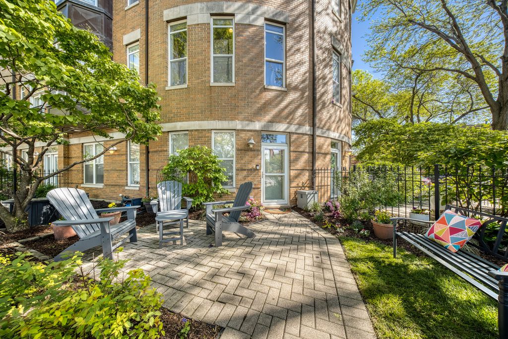 2477 W Montrose Avenue, Chicago, IL 60618 — photo 2
