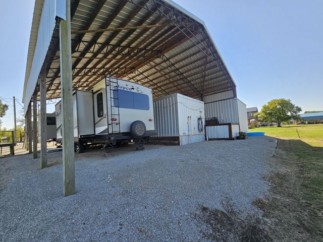 1008 Wc Pickett, Clifton, TN 38425