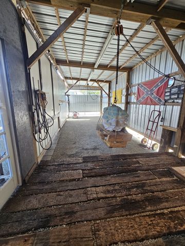 1008 Wc Pickett, Clifton, TN 38425