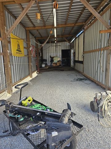 1008 Wc Pickett, Clifton, TN 38425