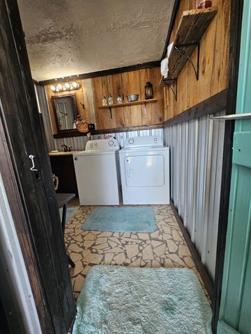 1008 Wc Pickett, Clifton, TN 38425