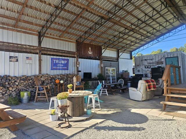 1008 Wc Pickett, Clifton, TN 38425