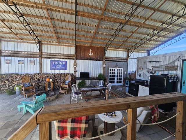 1008 Wc Pickett, Clifton, TN 38425