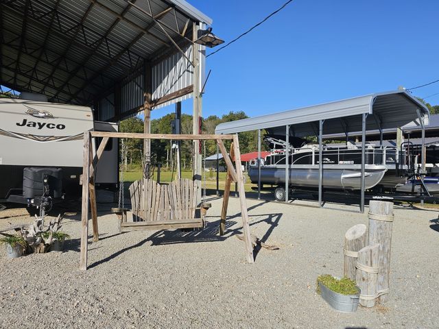 1008 Wc Pickett, Clifton, TN 38425