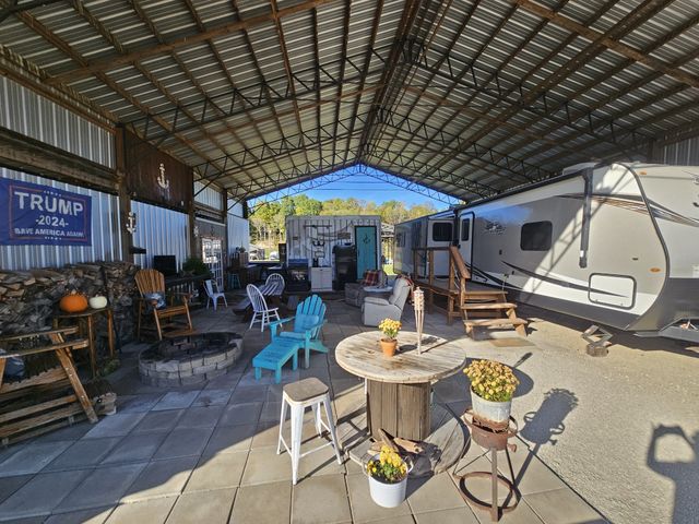 1008 Wc Pickett, Clifton, TN 38425