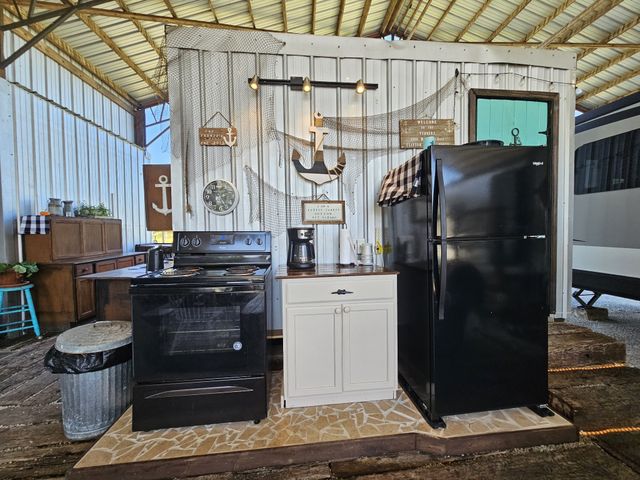 1008 Wc Pickett, Clifton, TN 38425