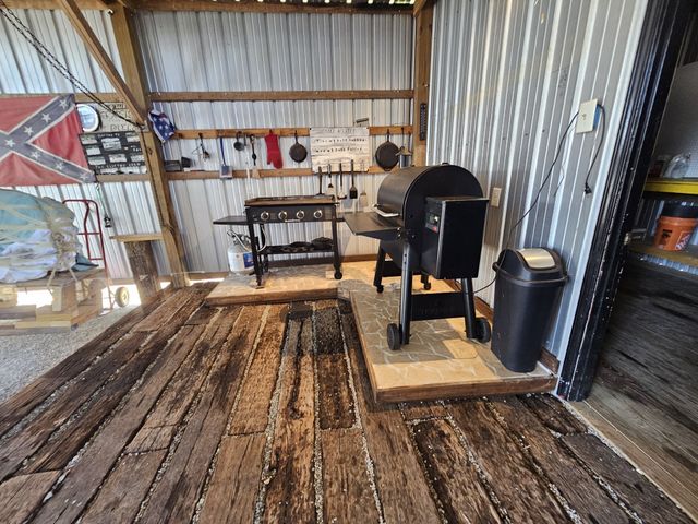 1008 Wc Pickett, Clifton, TN 38425