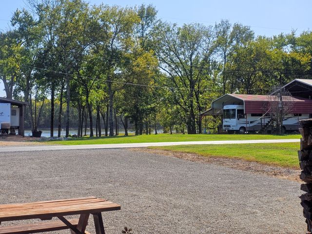 1008 Wc Pickett, Clifton, TN 38425