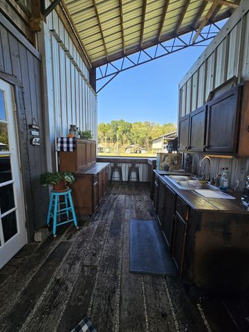 1008 Wc Pickett, Clifton, TN 38425