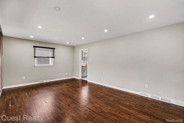 6736 Cloverton Drive, Waterford Charter Township, MI 48329