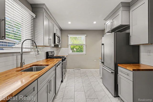 6736 Cloverton Drive, Waterford Charter Township, MI 48329