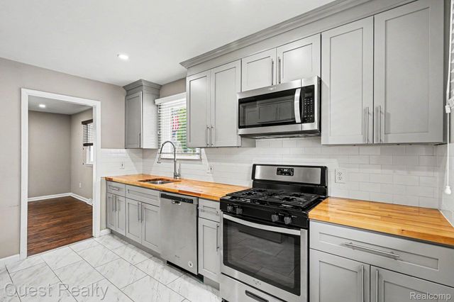6736 Cloverton Drive, Waterford Charter Township, MI 48329