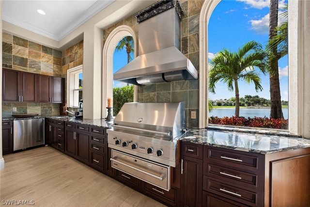 7542 Snead CT, Naples, FL 34113