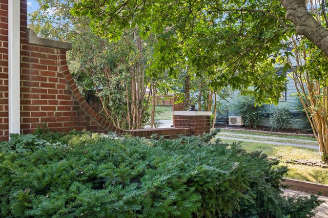 1310 Riverwood Dr, Nashville, TN 37216