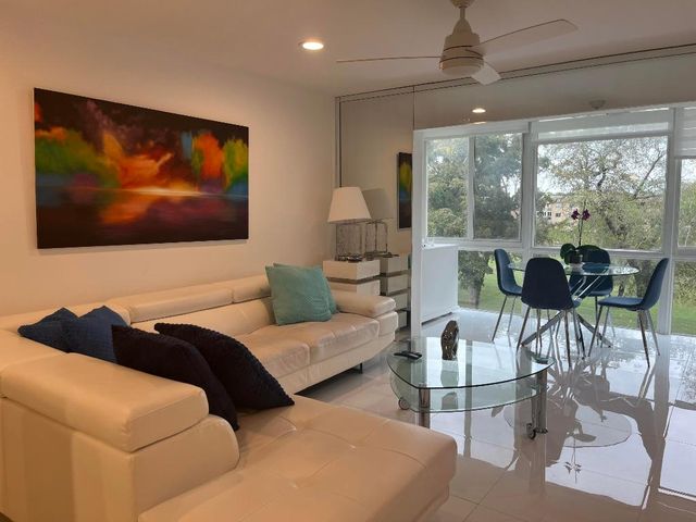 9321 Sunrise Lakes Boulevard 305, Sunrise, FL 33322