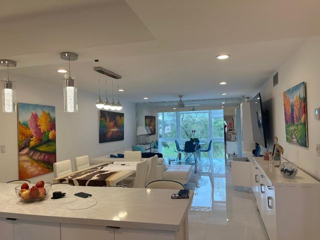 9321 Sunrise Lakes Boulevard 305, Sunrise, FL 33322