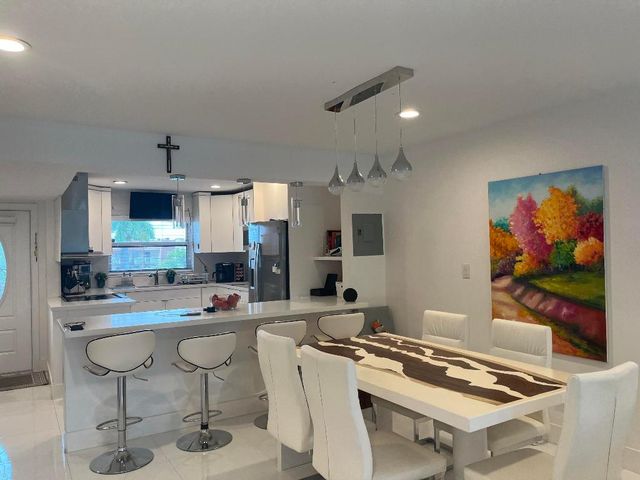 9321 Sunrise Lakes Boulevard 305, Sunrise, FL 33322