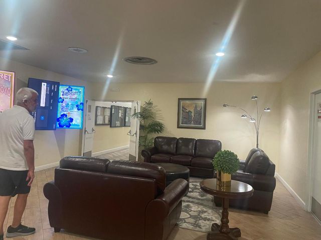 9321 Sunrise Lakes Boulevard 305, Sunrise, FL 33322