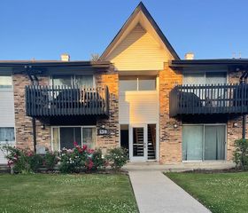 13 Kingery Quarter 106B, Willowbrook, IL 60527