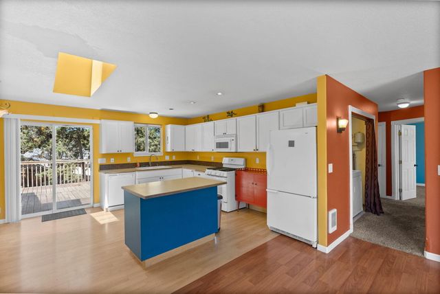 2320 NE Wells Acres Road, Bend, OR 97701