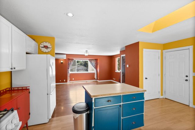 2320 NE Wells Acres Road, Bend, OR 97701