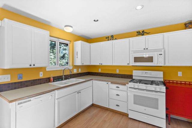 2320 NE Wells Acres Road, Bend, OR 97701