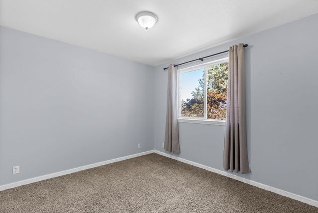 2320 NE Wells Acres Road, Bend, OR 97701