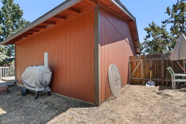 2320 NE Wells Acres Road, Bend, OR 97701