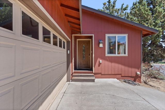 2320 NE Wells Acres Road, Bend, OR 97701