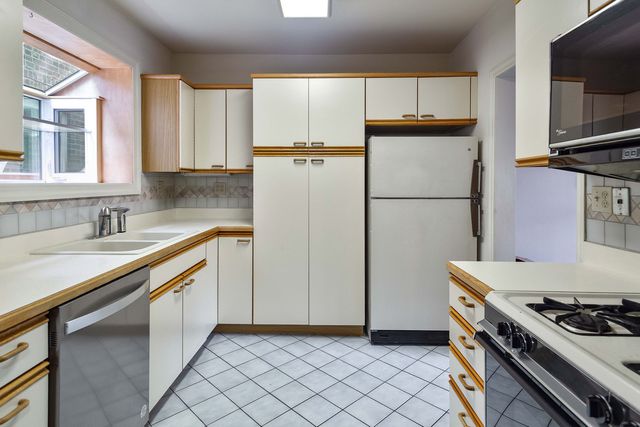 6500 S Komensky Avenue, Chicago, IL 60629