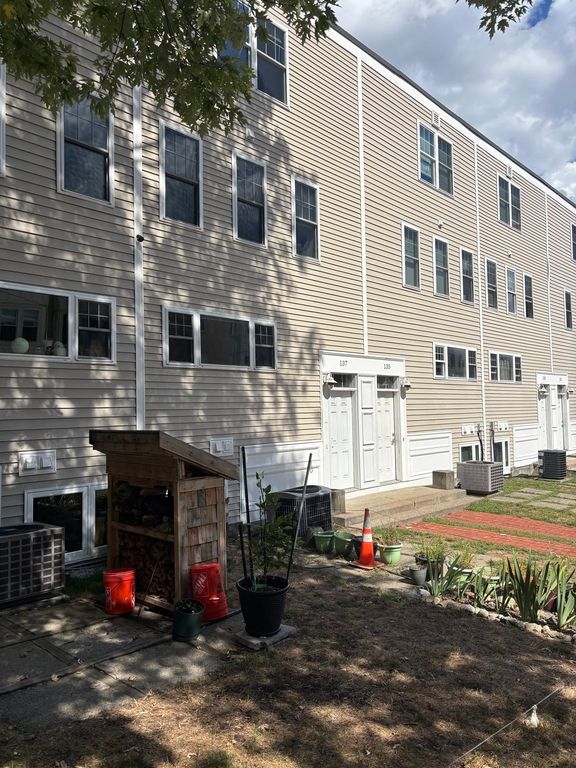 137 Glenville Ave 37, Boston, MA 02134