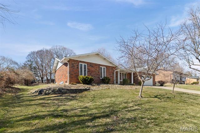 208 Matterhorn Court, Glen Carbon, IL 62034