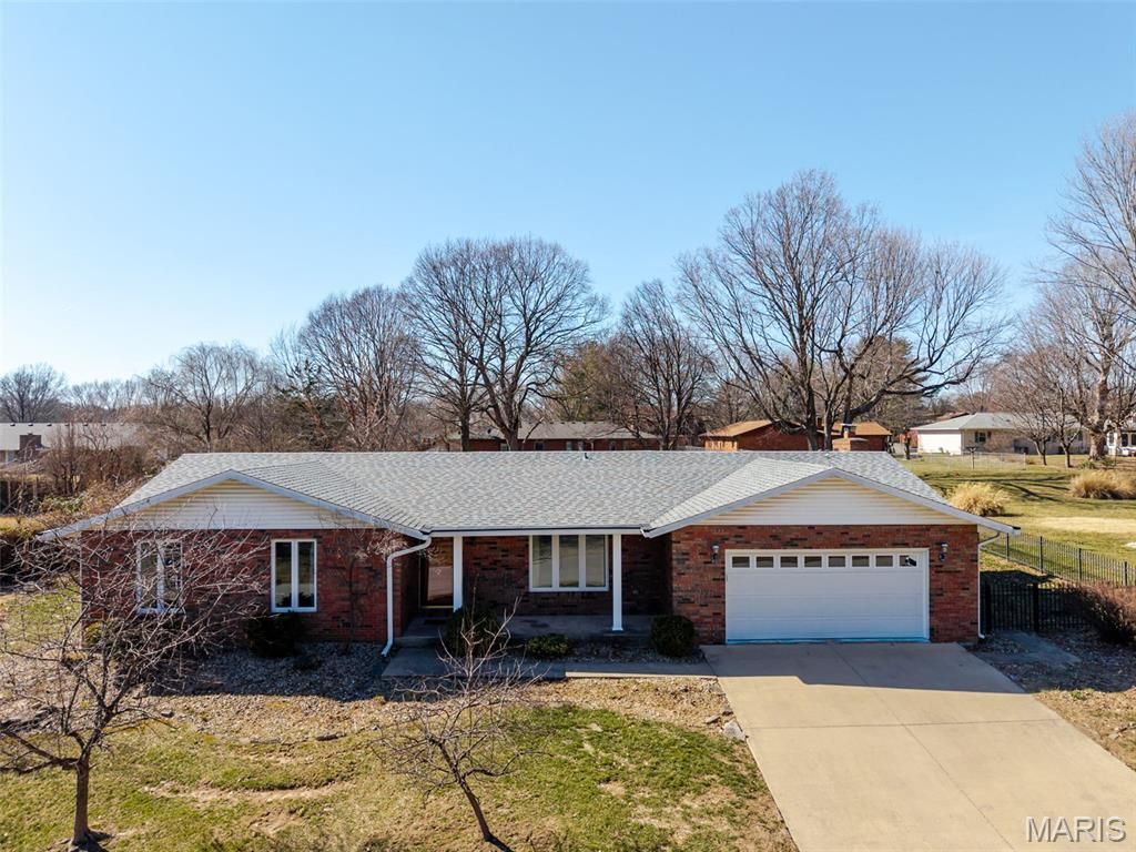 208 Matterhorn Court, Glen Carbon, IL 62034