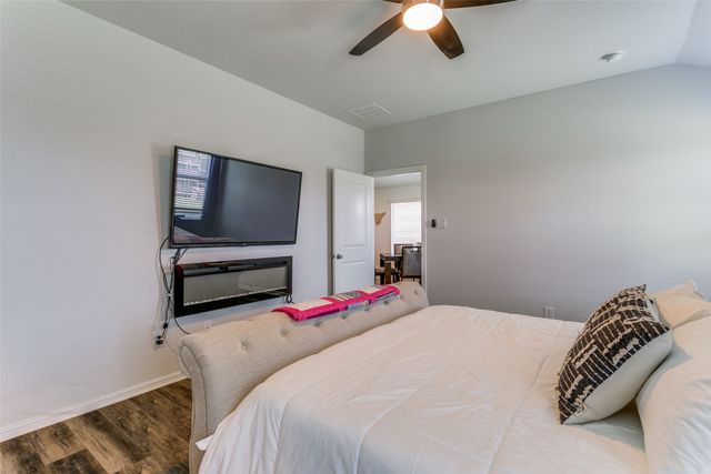9612 Walnut Cove Drive, Fort Worth, TX 76108