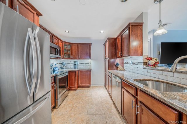 189 Haddon Hollow Court, Middle Island, NY 11953