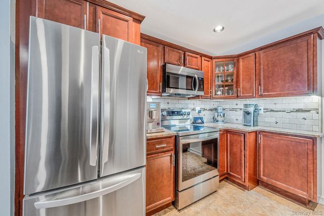 189 Haddon Hollow Court, Middle Island, NY 11953