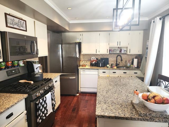 1352 W Oakmont Road, Hoffman Estates, IL 60169