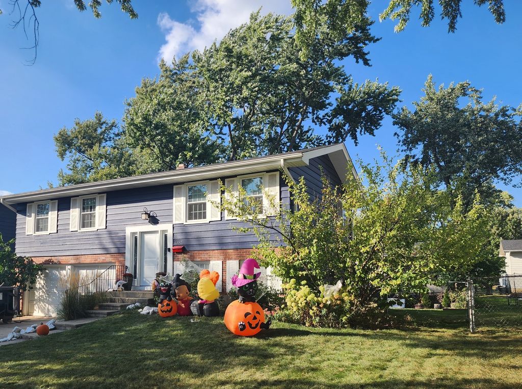 1352 W Oakmont Road, Hoffman Estates, IL 60169