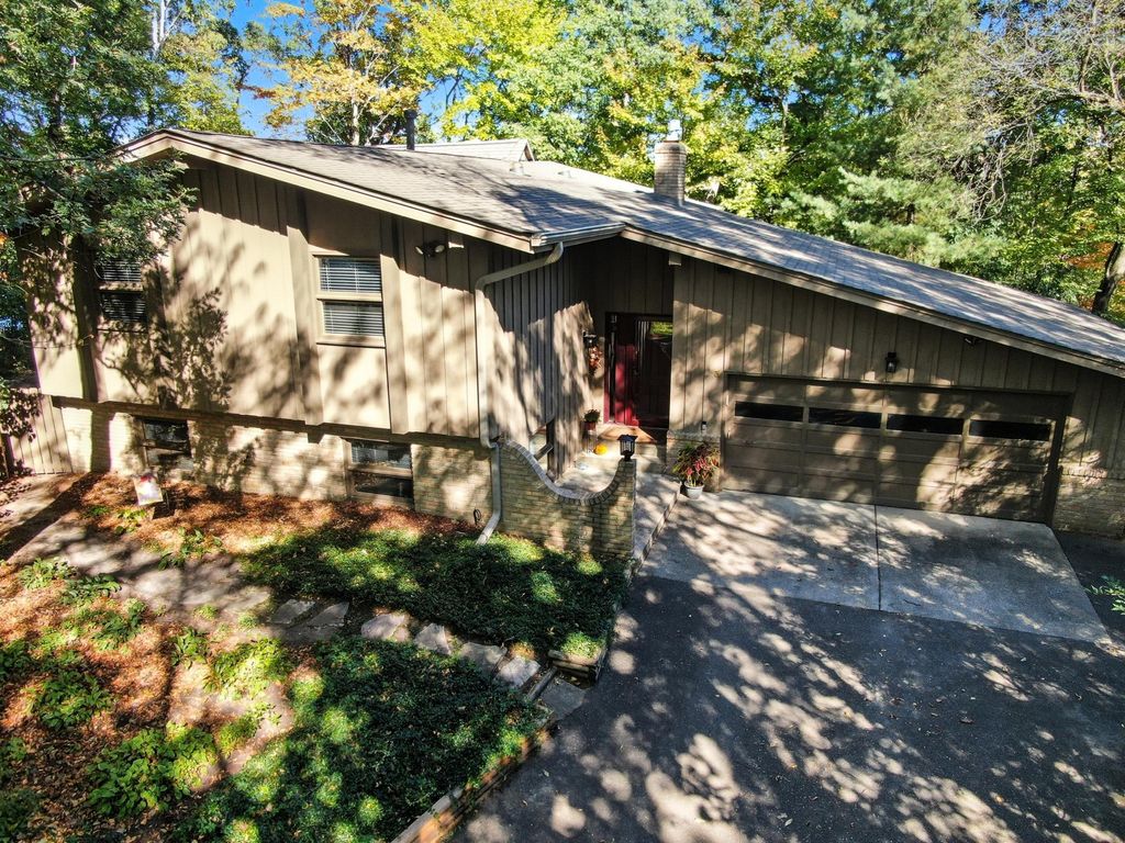 3 Williams Wood Road, Mahtomedi, MN 55115
