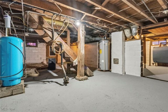 4692 Beechwood Avenue NE, Paris, OH 44669