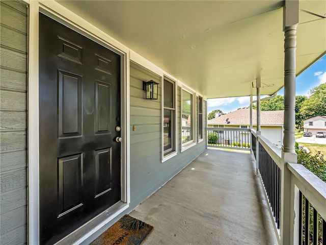 805 Black Oak Drive, Liberty, MO 64068