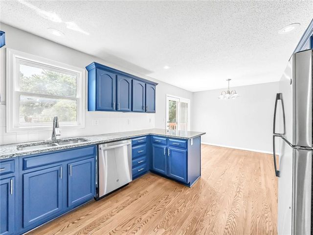 805 Black Oak Drive, Liberty, MO 64068