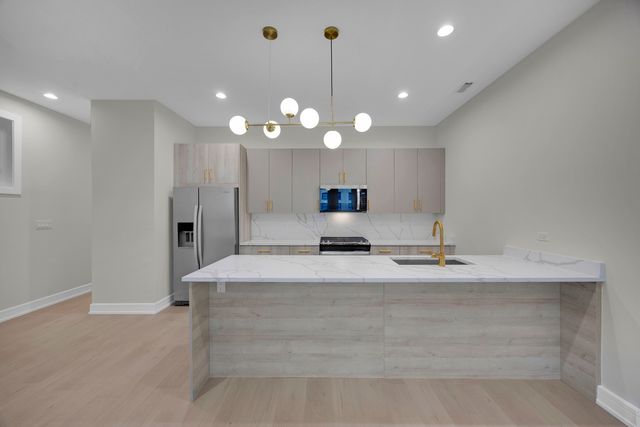 4629 S Michigan Avenue 2, Chicago, IL 60653