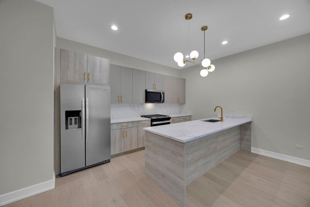 4629 S Michigan Avenue 2, Chicago, IL 60653