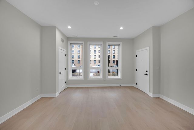 4629 S Michigan Avenue 2, Chicago, IL 60653