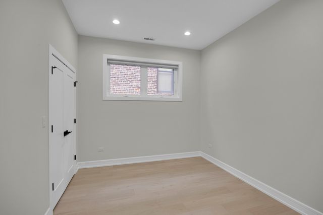 4629 S Michigan Avenue 2, Chicago, IL 60653