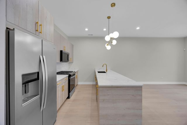 4629 S Michigan Avenue 2, Chicago, IL 60653