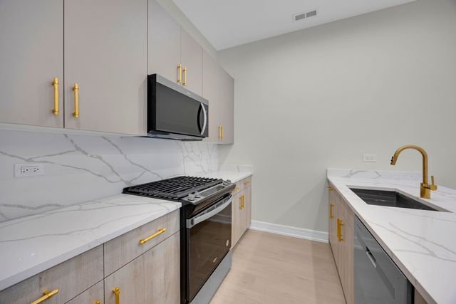 4629 S Michigan Avenue 2, Chicago, IL 60653