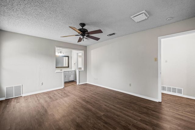 9804 Knoxville Avenue, Lubbock, TX 79423