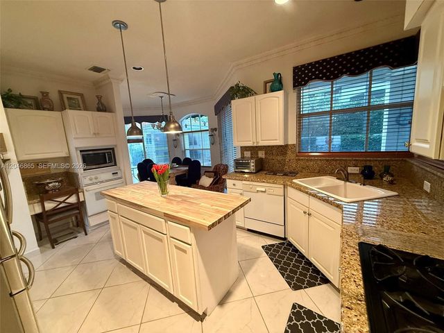 16048 NW 82nd Place, Miami Lakes, FL 33016